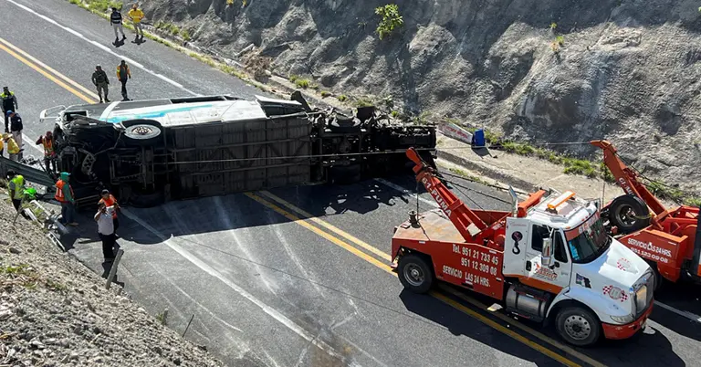 সড়ক দুর্ঘটনায় ক্ষতিগ্রস্ত বাস